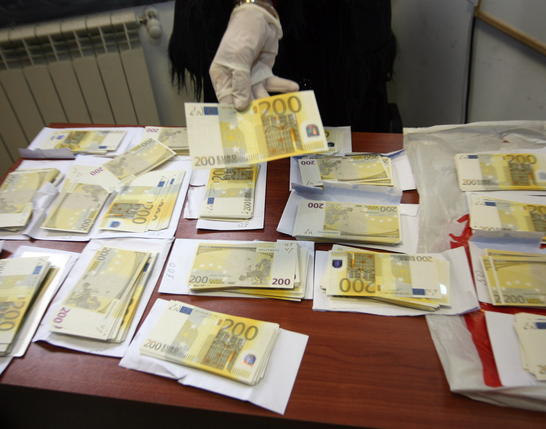 Баня МадараЗаловени фалшиви евро пари