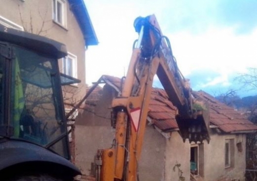 багер руши къща