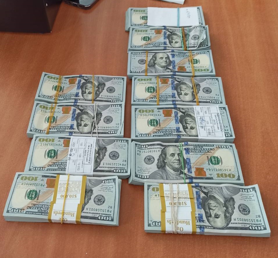 долари контрабанда