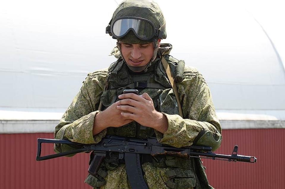 смартфон руска армия руски войник