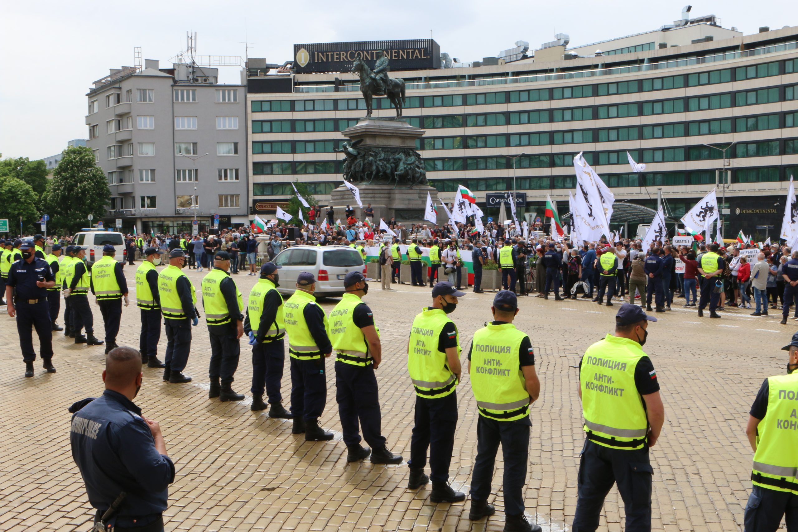 Протест пред парламента на партия Възраждане
