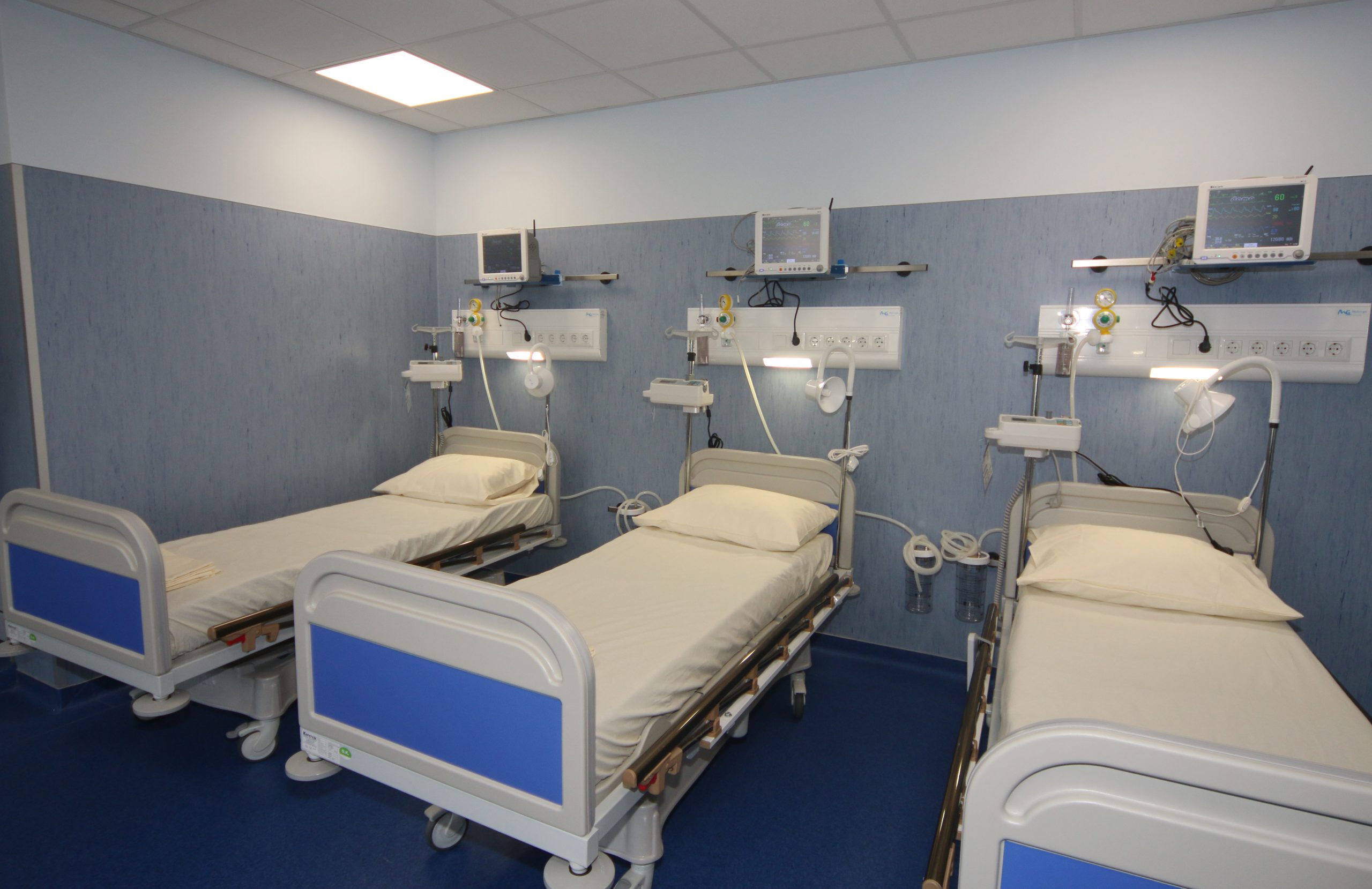 Откриване на новото Спешно отделение на болница  УМБАЛ „Св. Анна“ - София АД. Бойко Борисов  - премиер  д-р Петър Москов - Министър на здравеопазването. болнична стая легло легла