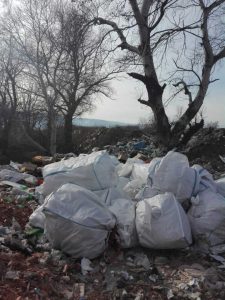 Тонове боклук от Испания в коритото на река Чая