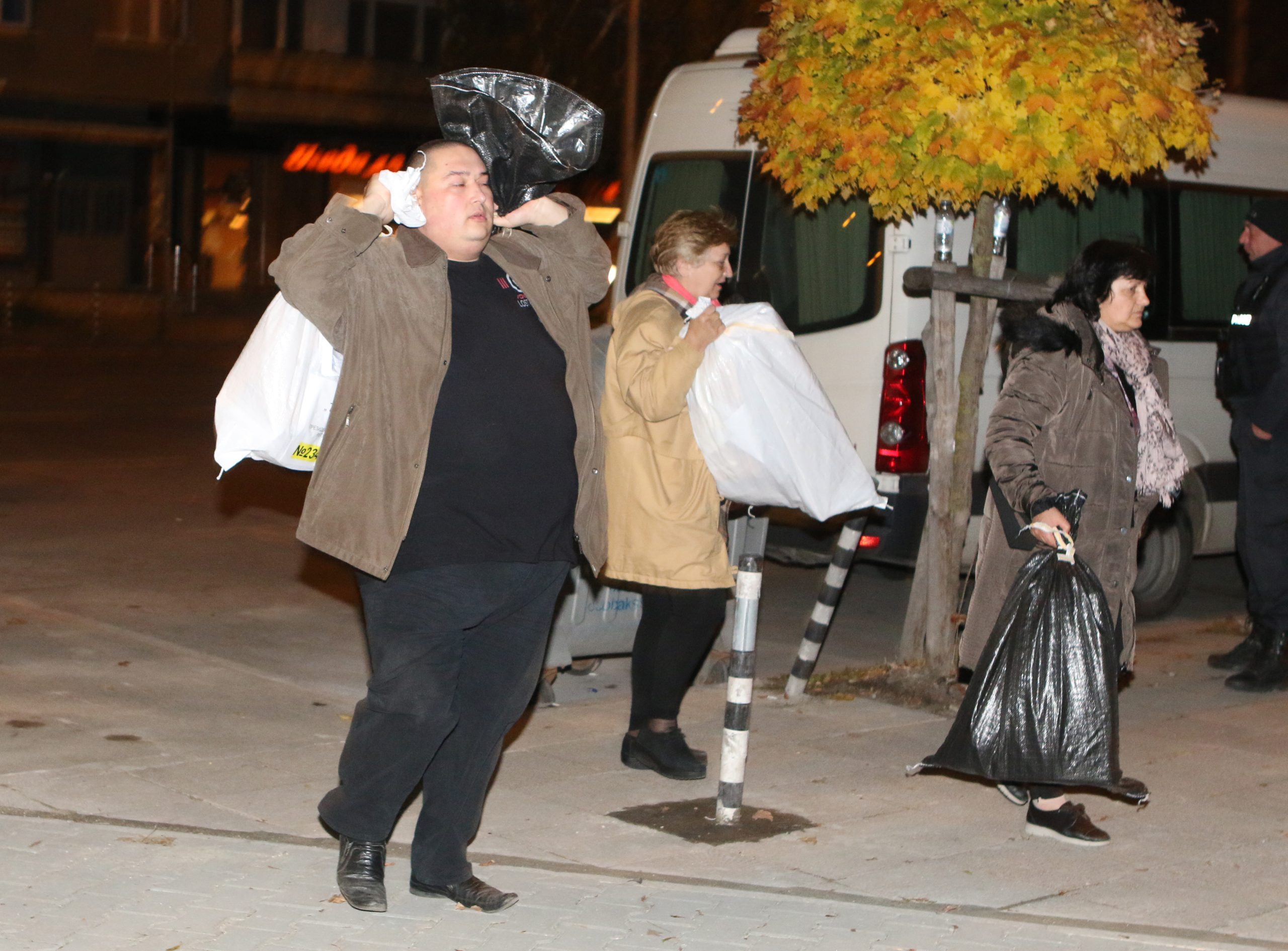 Избори 2016 бюлетини протоколи  чували зала Универсиада избирателни комисии