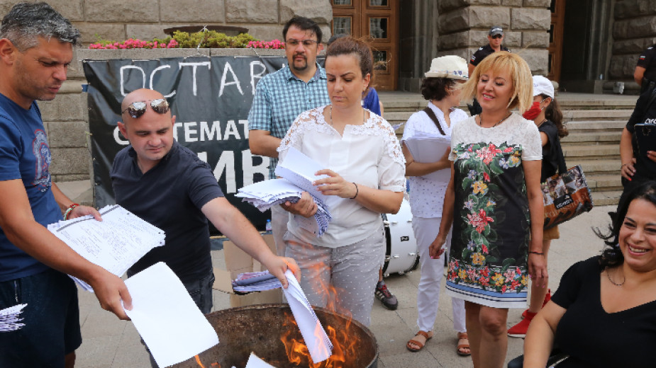 мая манолова гори протоколи