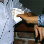 Двамата подкупни данъчни остават засега в ареста