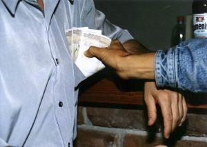 Двамата подкупни данъчни остават засега в ареста