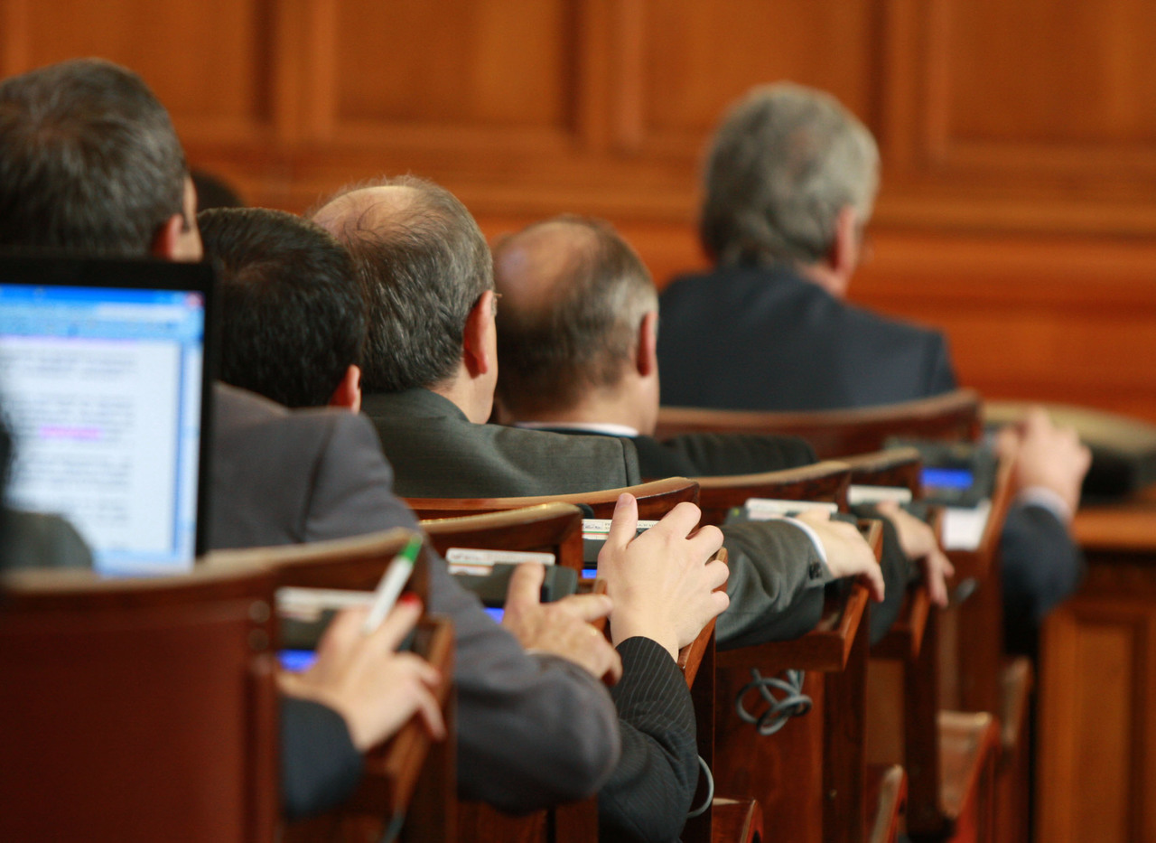 Парламентдепутати гласуват