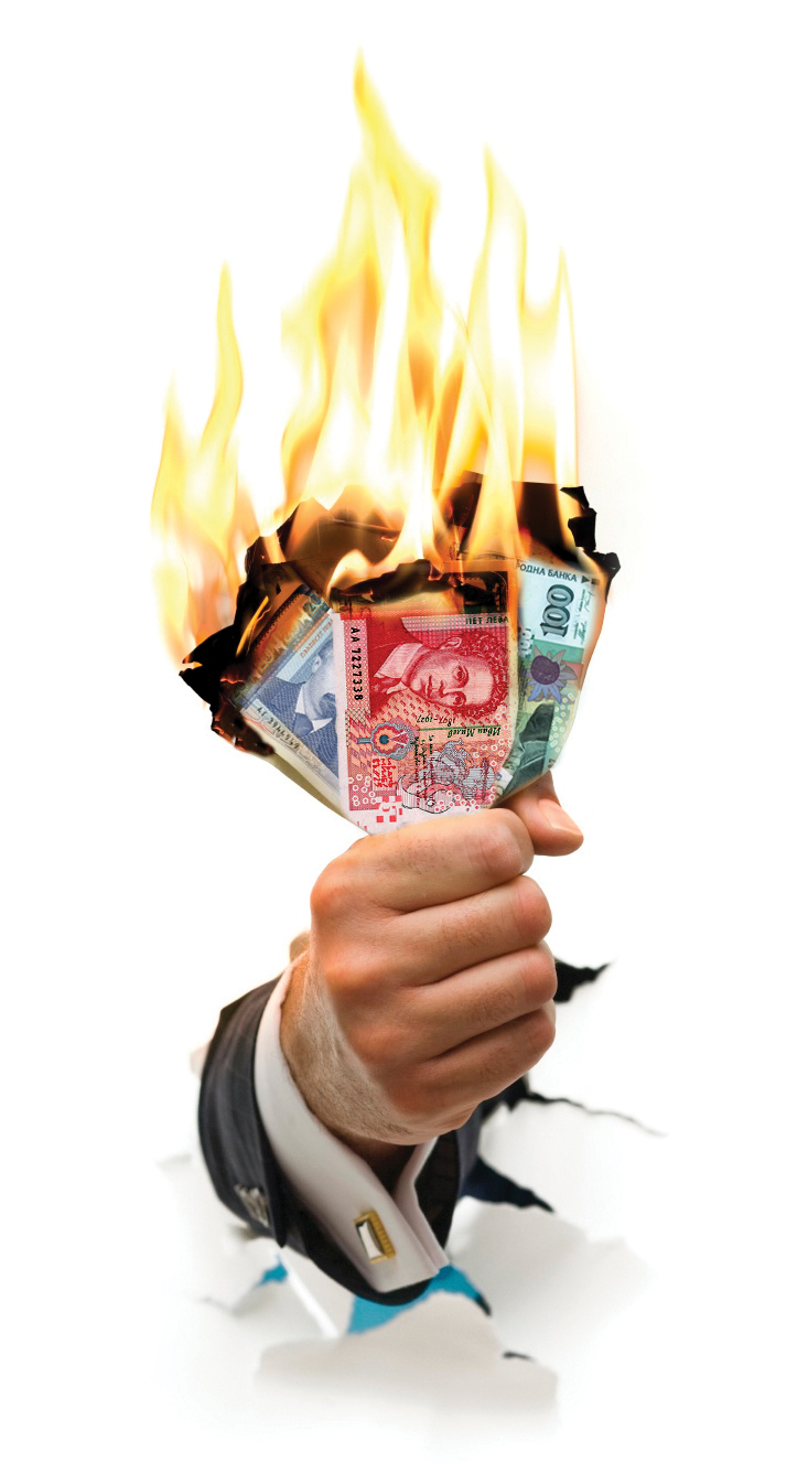 Ръка държи горящи пари