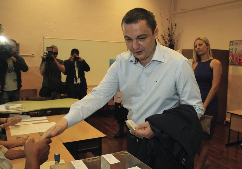 Варненският кмет Иван Портних трябва да обясни как така съпругата му Вилислава (на заден план) е успяла да спечели договори за 1.35 млн. лв. с местното ВиК дружество.