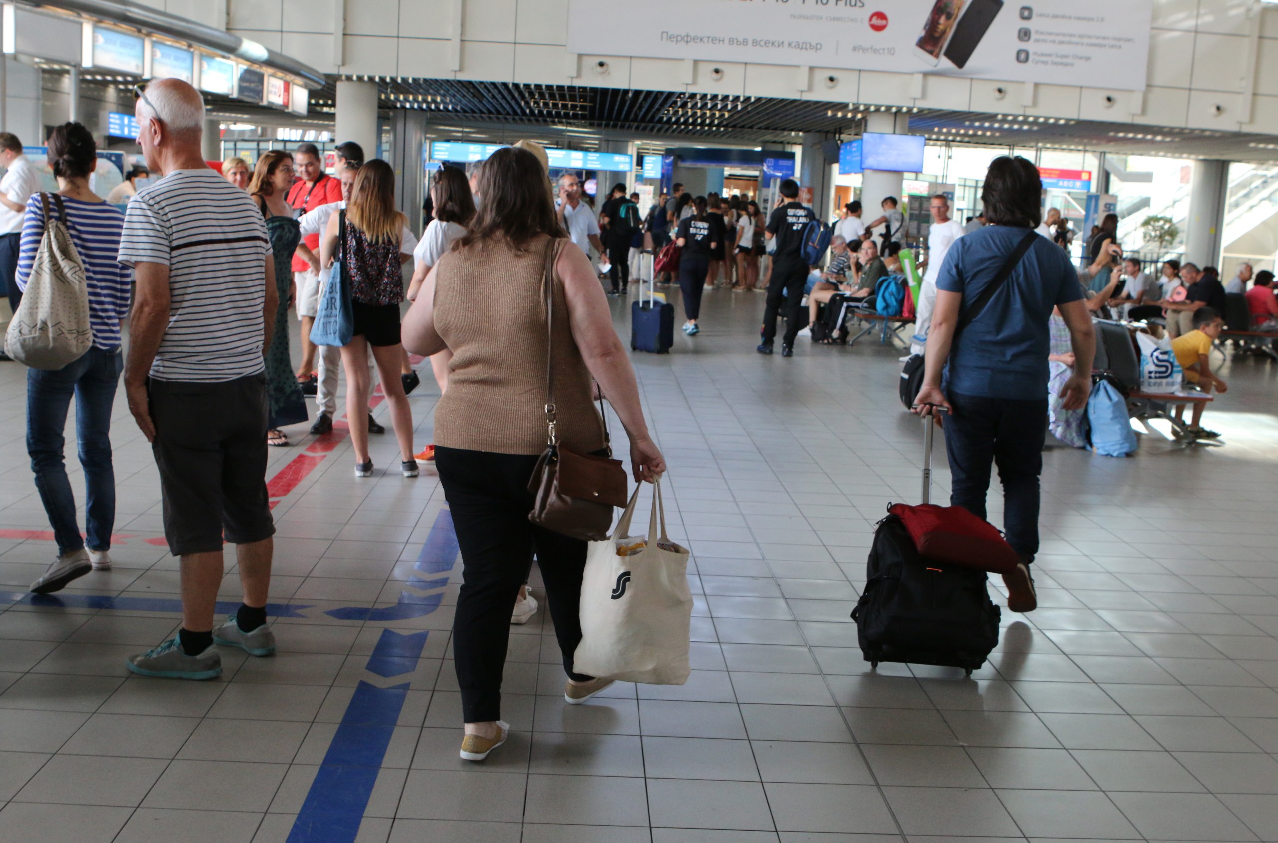 Летище София заминаващи пристигащи Терминал 2 пътници