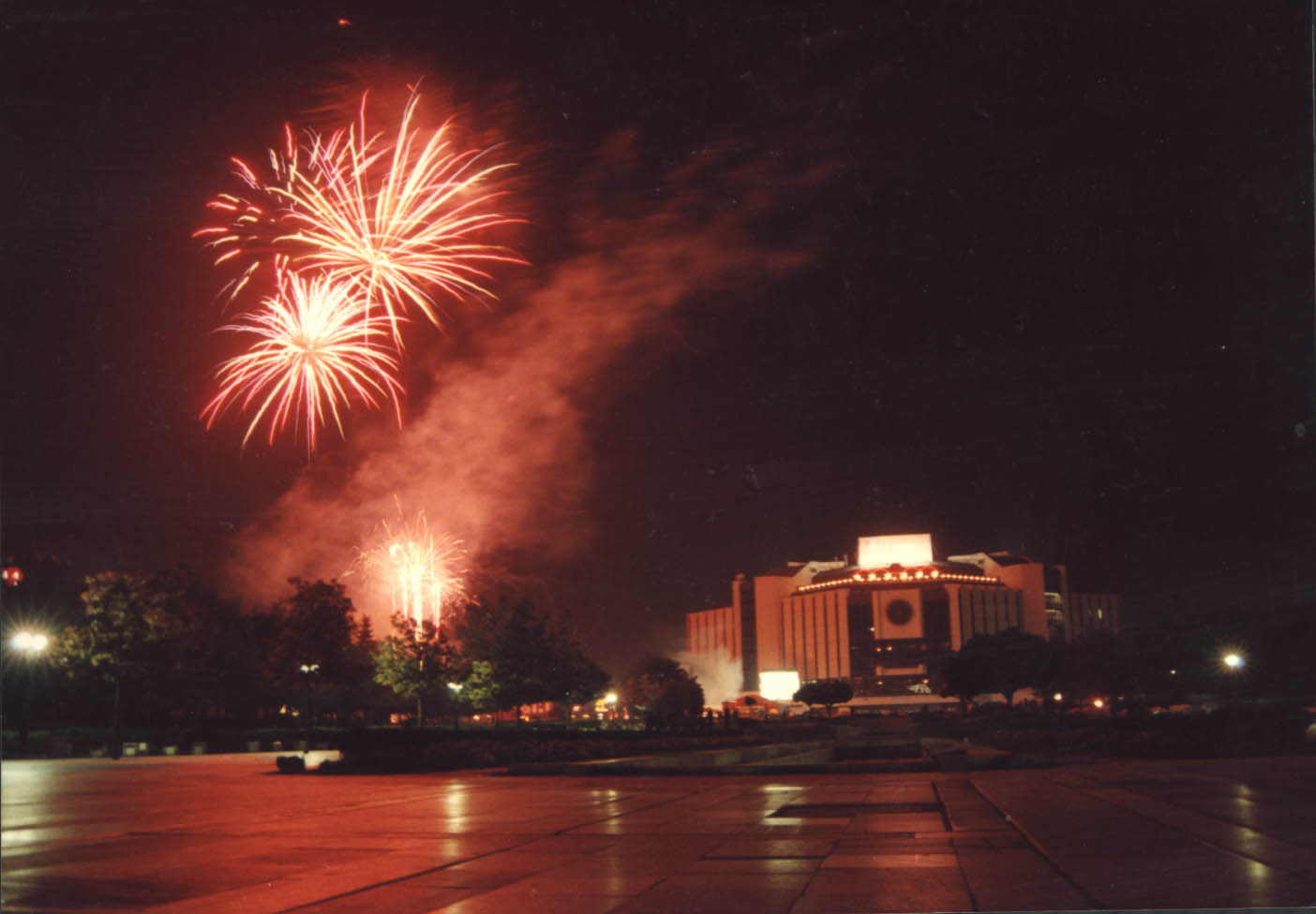 Фойерверки над НДК