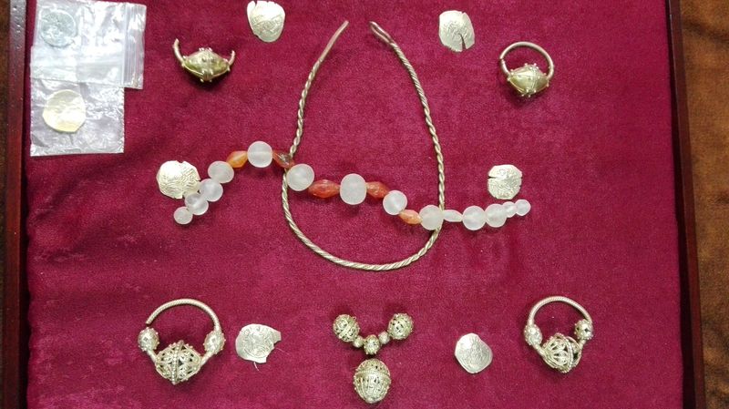 Средновековни бижута