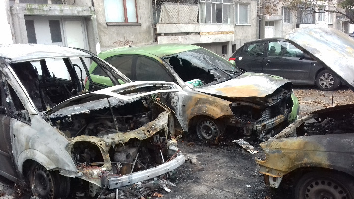 опожарени коли