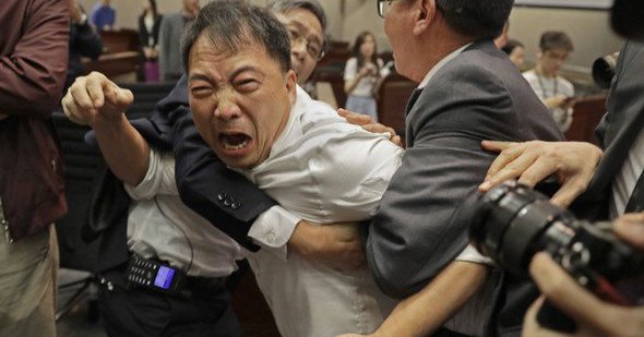 бой парламент хонконг