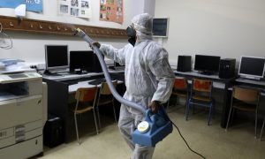 коронавирус гърция училище училища дезинфекция