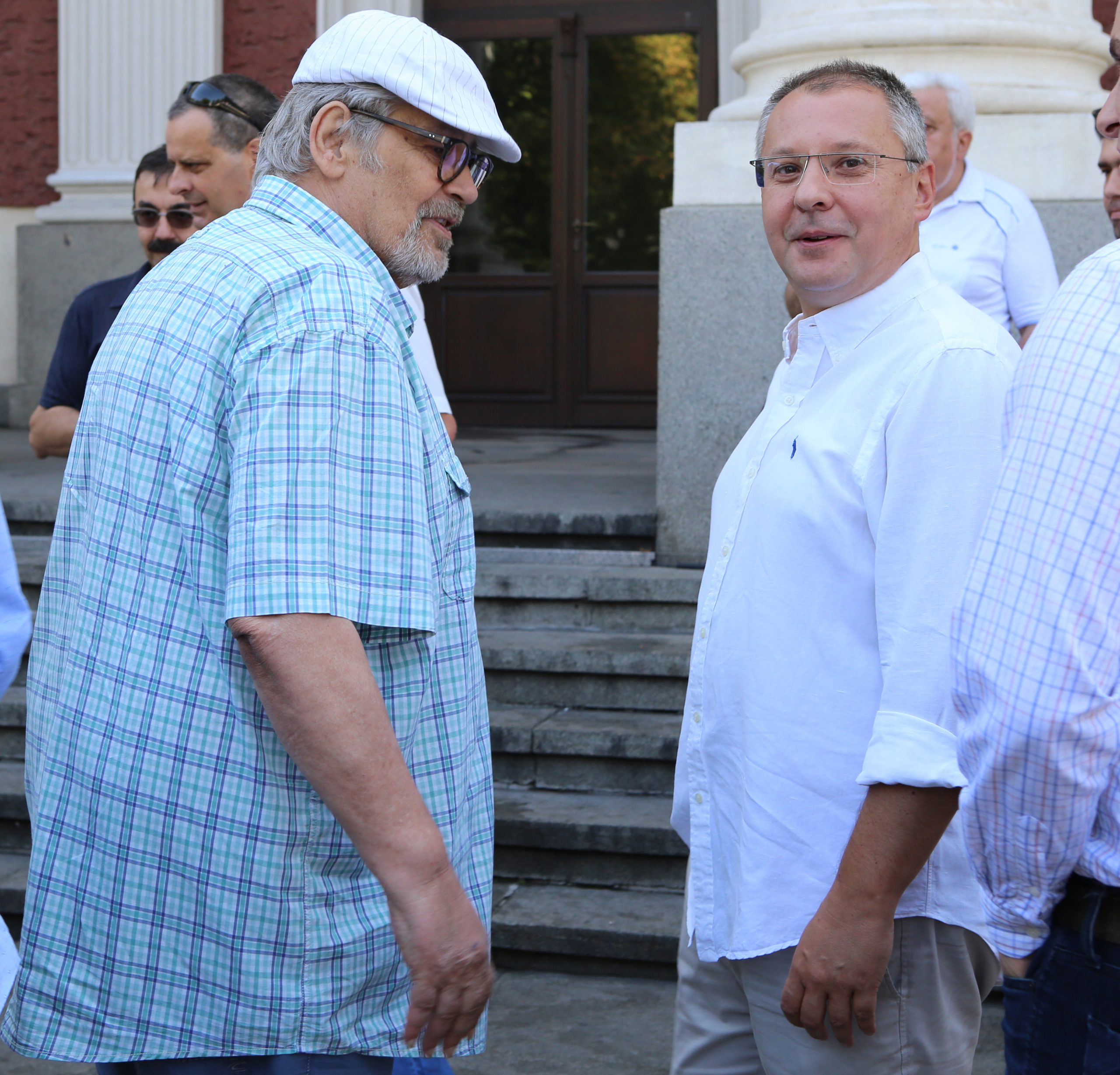 пред Народния театър „Иван Вазов” БСП публично се включат в подписката за регистрацията на партията за местните избори. В събитието  взеха участие кандидатът за кмет на София проф. Михаил Мирчев