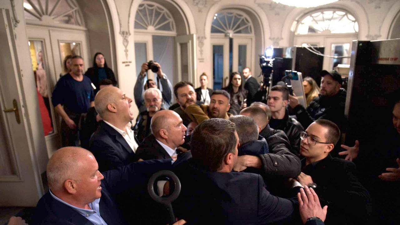 сблъсък народен театър