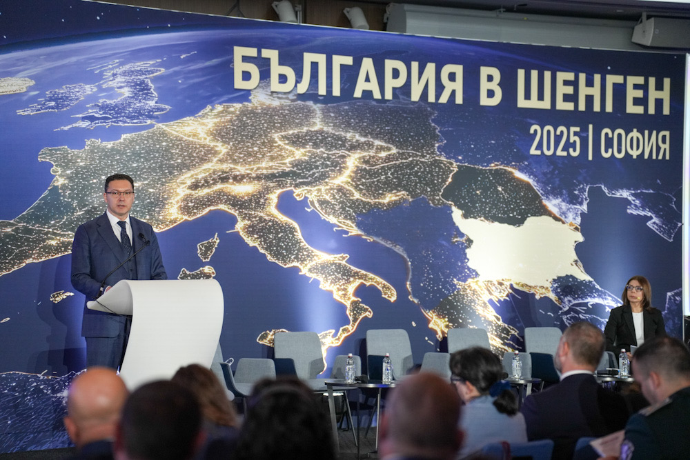 даниел митов