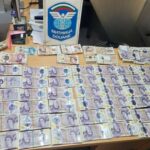 Турчин в контрабанда на британски лири, скрити под верига