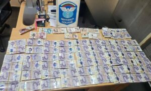 Турчин в контрабанда на британски лири, скрити под верига