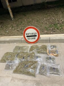 Спипаха турчин с марихуана и кокаин покрай авокадо и манго