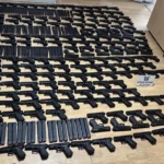 Задържаха 200 пистолета и 120 пълнителя, укрити като бои и авточасти