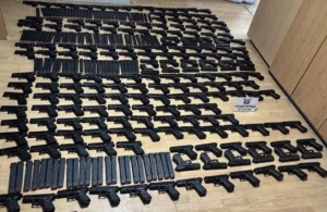 Задържаха 200 пистолета и 120 пълнителя, укрити като бои и авточасти