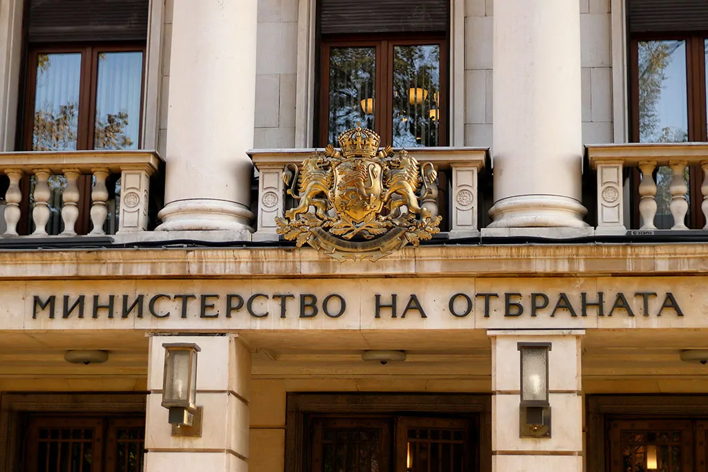 Режат заплатите на чантаджиите във военното министерство