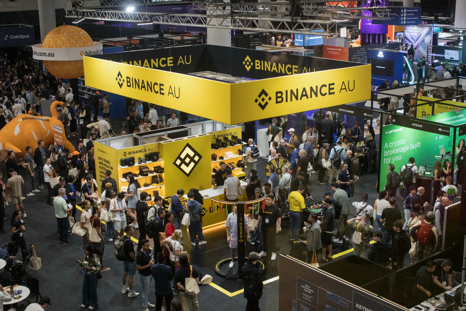 Хакери удариха криптоборсата Binance, откраднаха 6 млрд долара